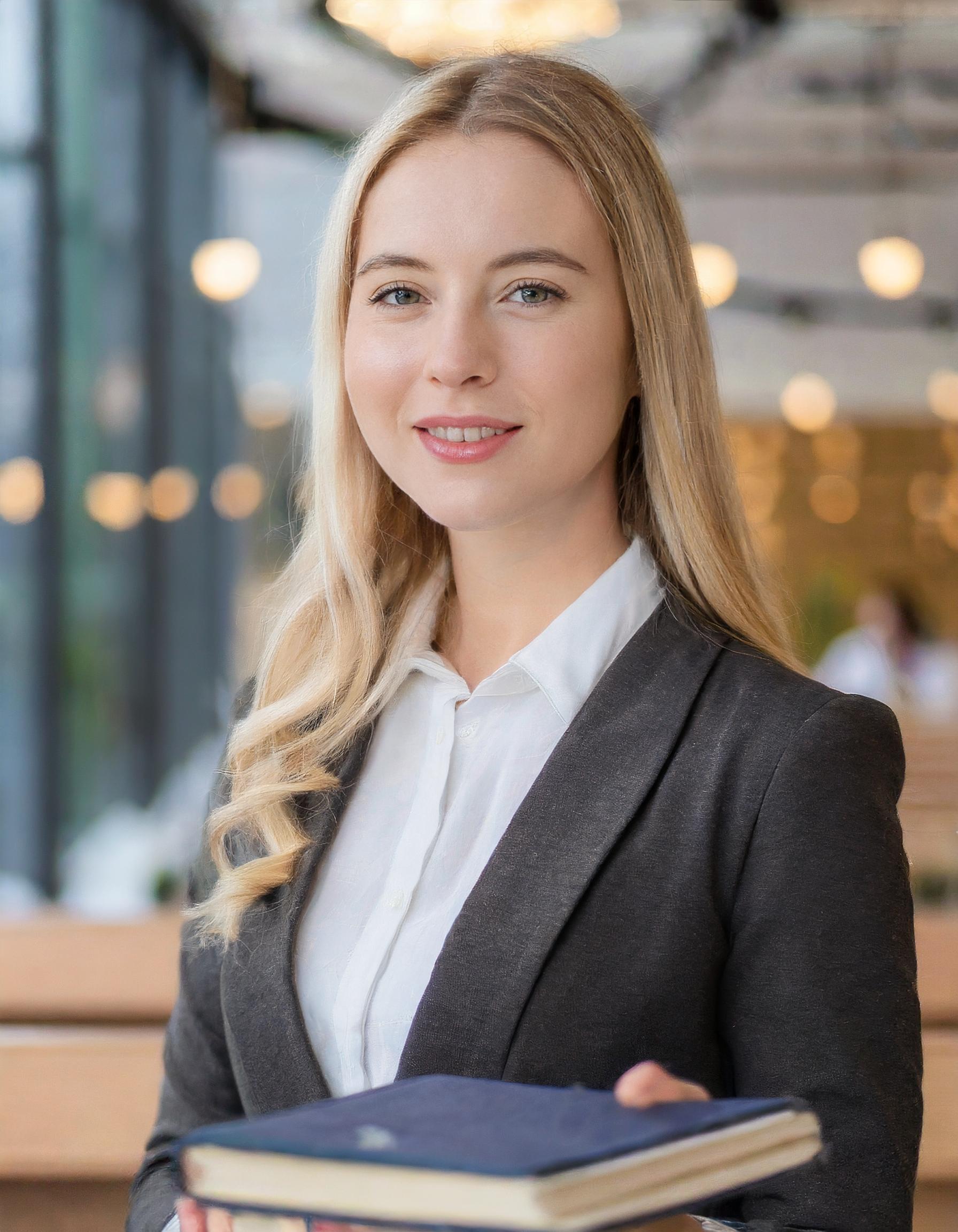 Porträt von Anna Müller in einem professionellen Setting.